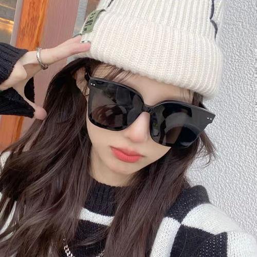 带墨镜女人的生活照,一位都市女性的时尚日常